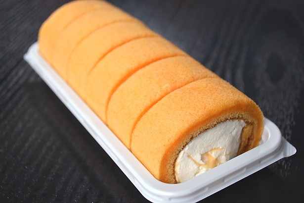 北海道産赤肉メロンの果汁を使ったホイップクリームが特徴的