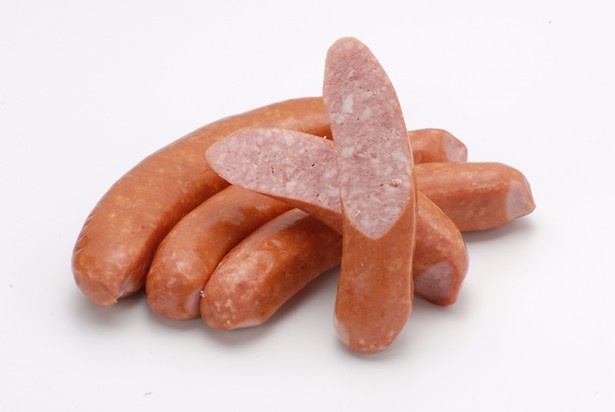 クライナー・ヴルストはドイツ定番の香辛料の効いたグリルソーセージ。粗挽き牛肉の食感と共に、牛肉と豚肉の旨味が絡み合う