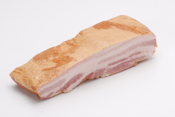 ベーコンは工場のある愛媛県産の豚バラ肉を使用。余分なものは極力加えず、じっくり熟成、ゆっくり加熱して作られる