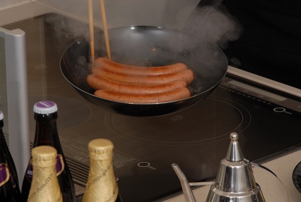 ペルツァー(粗挽)はフライパンで焼くのがお勧め。ポイントは油をひかずに中火でゆっくり焼くこと。マスタードをつけても美味しい