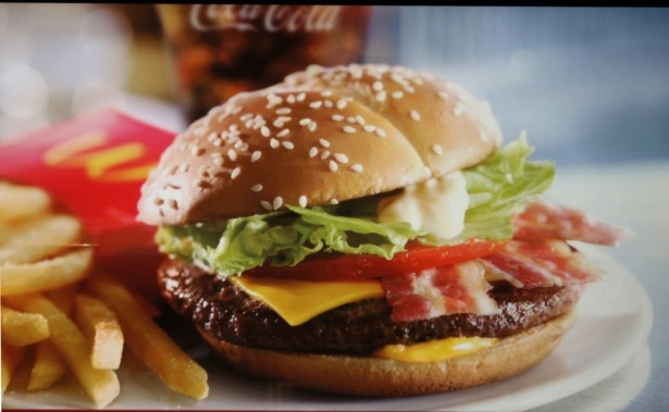 ベーコン、レタス、トマトによるフレッシュな香りと味わいが特徴の「クォーターパウンダーBLT」