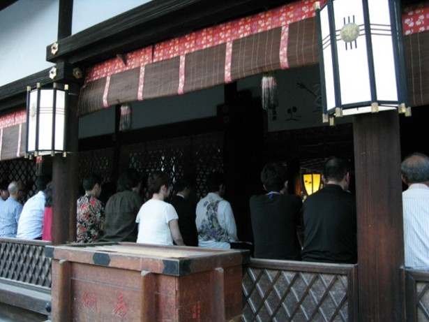 奉納上映前にはスタッフ、キャストが出席する奉告祭が実施された