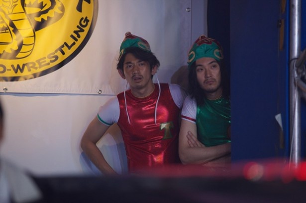 第1話では瑛太、松田龍平の便利屋コンビがプロレスに挑戦！