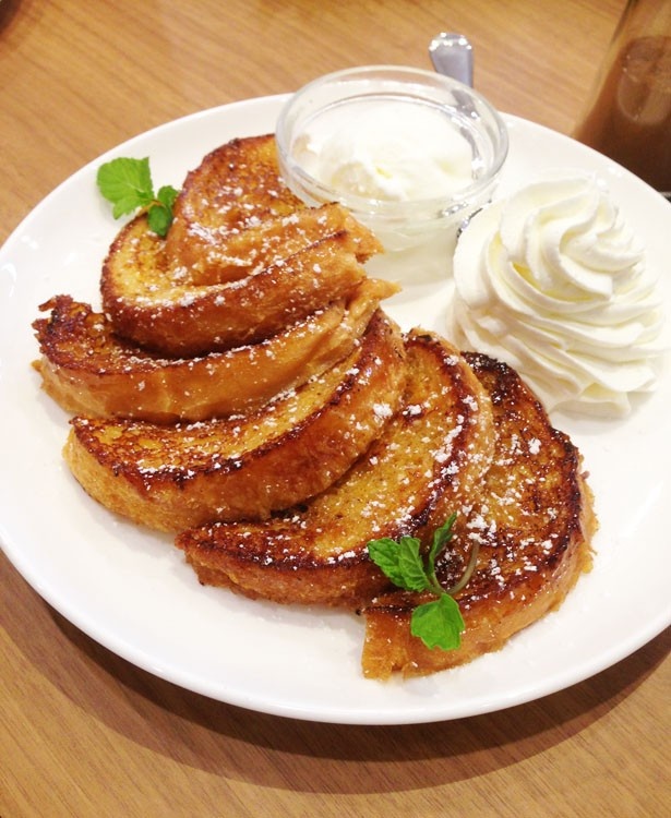 ジャージー牛乳アイスと生クリームで、シンプルにフレンチトーストのおいしさを味わえる。