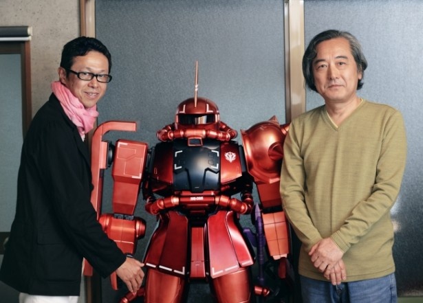 和田氏の希望でシャア専用ザクと3ショットが実現！　デザインの巨匠対談はガンダムなど数々の名作が生み出された大河原氏のアトリエで盛り上がった