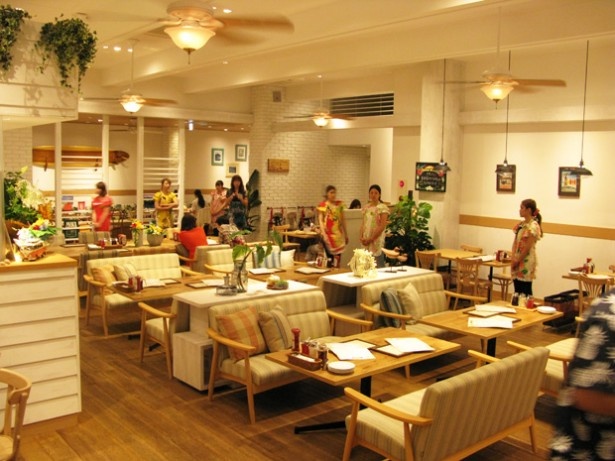 広々とした店内でリラックスして本格メニューが味わえる