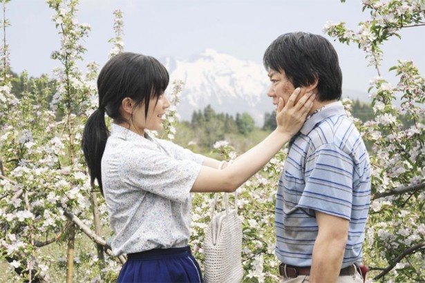 周囲の反対に遭いながらも無農薬リンゴを作り続ける秋則を支える妻・美栄子（菅野美穂）の献身的な愛情に家族の絆が感じられる