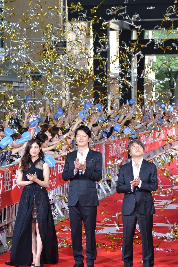 【写真を見る】レッドカーペットを歩く福山雅治、吉高由里子、西谷弘監督
