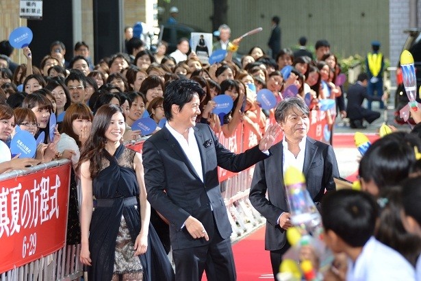 駆けつけた600人の「ガリレオ」ファンに手を振る福山