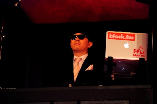 華麗なDJライブを披露する☆Taku Takahashiさん