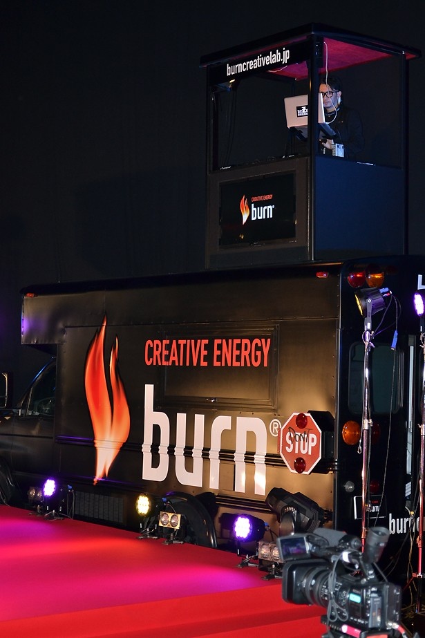 DJブース付きのキャンペーンカー、burn エナジーモービル