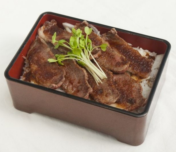 近江牛グルメも豊富に揃う。写真の商品は、お勧めの近江牛肉重(松2980円、竹2480円、梅1980円)