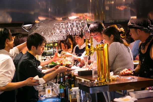 オープンと同時に店内は満席に！開店前から大行列で、週末は2時間前から並ぶお客もいるそう