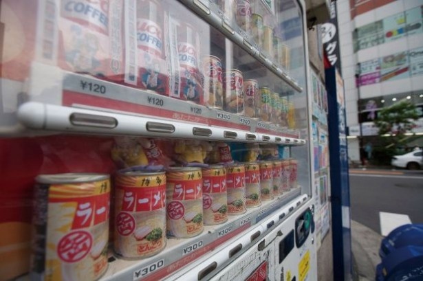 ラーメン缶だらけの自販機