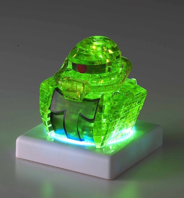 【写真を見る】LEDに照らし出され、暗闇に浮かび上がるザクは迫力満点！