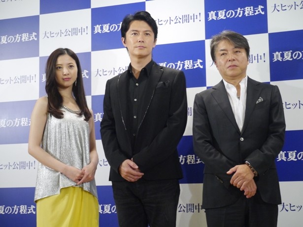 左から吉高由里子、福山雅治、西谷弘らが、7/2に大阪市内で行われた会見に登壇