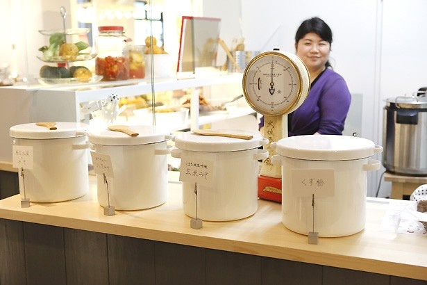 「こまきしょくどう 鎌倉不識庵」では味噌の量り売りも行っている