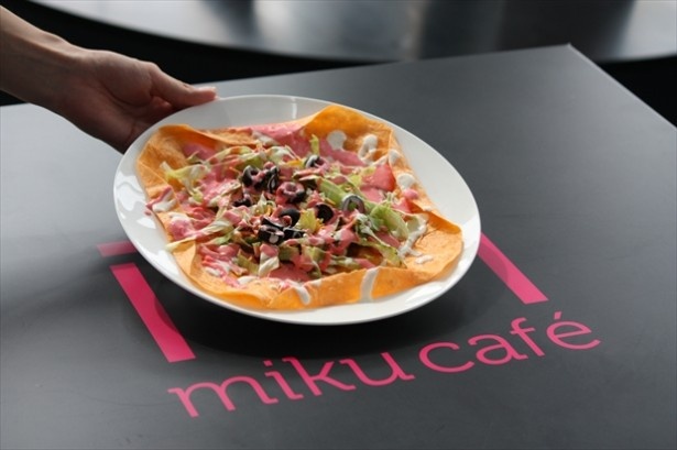 「ルカタコス」(880円)は、淡いピンク色のサルサソースがポイント