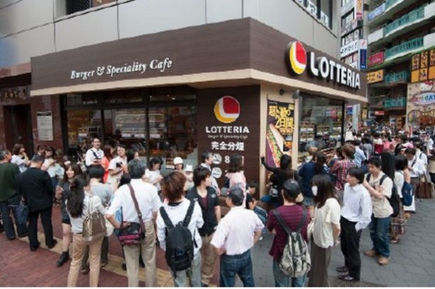 【写真を見る】キャンペーン実施店舗では行列が！