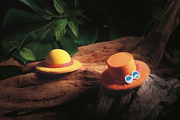 「ルフィの麦わら帽子 ホワイトチョコムース」(左：550円)と「エースの帽子 パッションフルーツ＆マンゴームース」(右：550円)