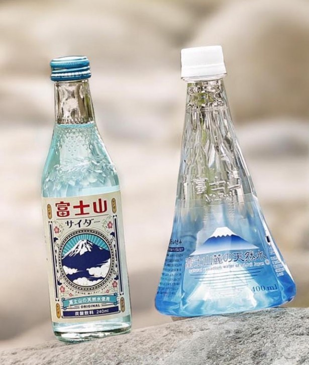 「富士山麓の天然水」(右)と「富士山サイダー」(左)