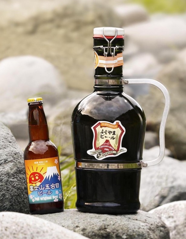 「ふじやまビール」(右)と「富士山五合目ビール」(左)