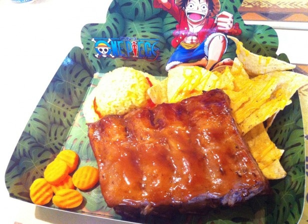 「麦わら一味の宴レストラン」で提供される「肉！骨ついてるヤツ」￥1850/BBQバックリブ、麦わらライス(ターメリックライス、ケチャップ)