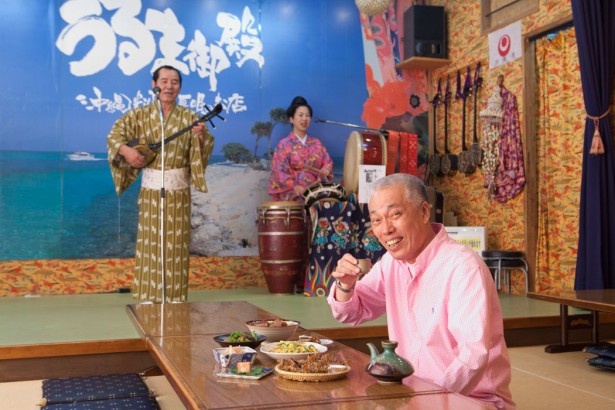 三線の音色に誘われて自然と踊りだす民謡酒場in大正区・沖縄タウン