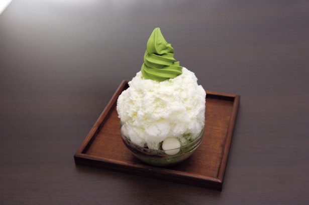 【写真を見る】抹茶ソフトがそびえ立つ！京はやしやの「小雪抹茶」