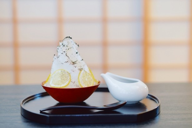 トッピングの粉末状番茶が香ばしいぎおん 徳屋の「お番茶のかき氷」