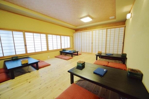 ぎおん徳屋の1階はテーブル、2階は座敷にて甘味を味わえる