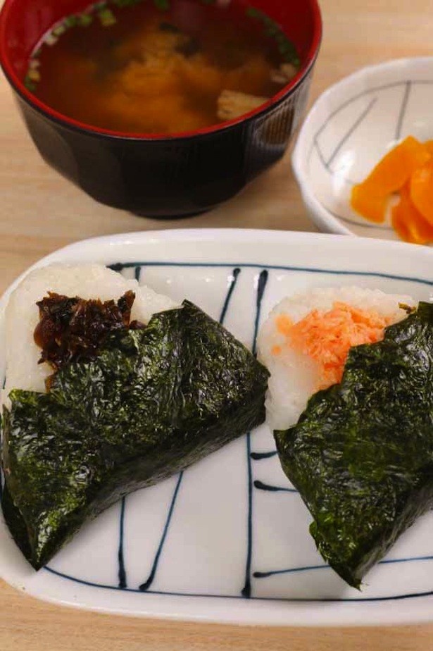 道の駅すばしりで人気の「富士山ごうりきおむすびセット」(490円)