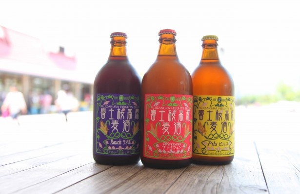 富士の伏流水で作った「富士桜高原ビール」(各680円)も販売
