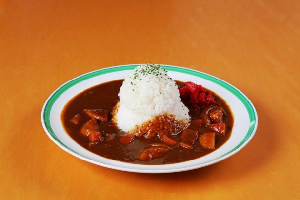 ドーム型ご飯がボリューム満点の「地場野菜レーダードームカレー」