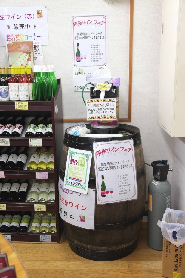 ご当地ワインはやや渋めだが後味すっきり(720ml 2500円)