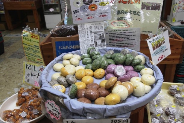 8 種類の味がある「蒸しまんじゅう」(各105円)も販売