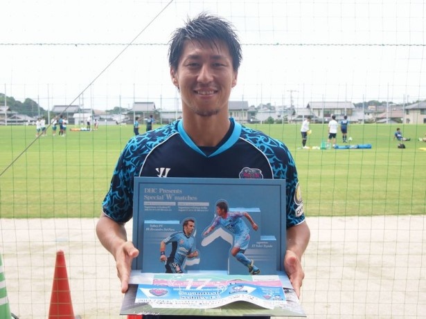豊田選手が持っているのは、セットチケット購入でもらえるチケット特製ケースだ！