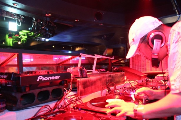 映画「SAVE THE CLUB NOON」より。NOONではレギュラーパーティも担当してたDJの須永辰緒