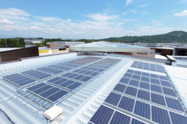 太陽光発電設備やLED電球の店舗照明を導入し、環境と共生するアウトレットモールに