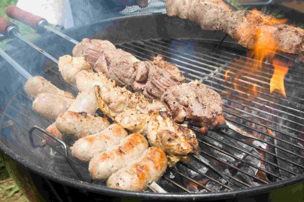 【写真を見る】豪快な肉はクルクル回しながら焼くのがコツ