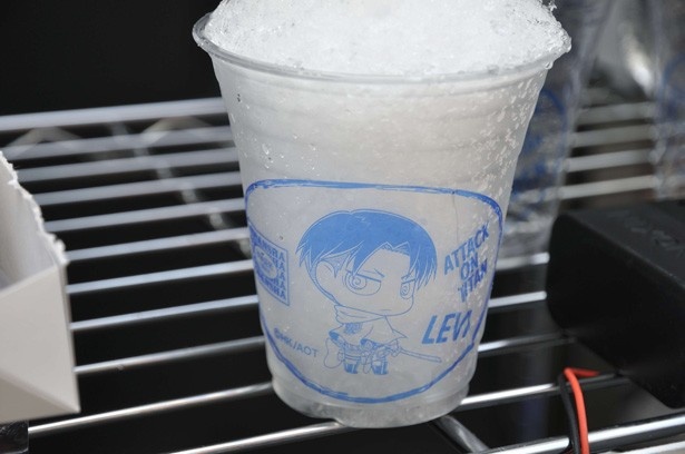 かき氷のカップも「進撃の巨人」コラボ