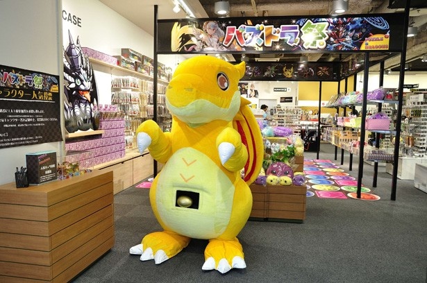 パズドラグッズがそろうShop in Shop。ガチャドラ店長のお腹にも注目！