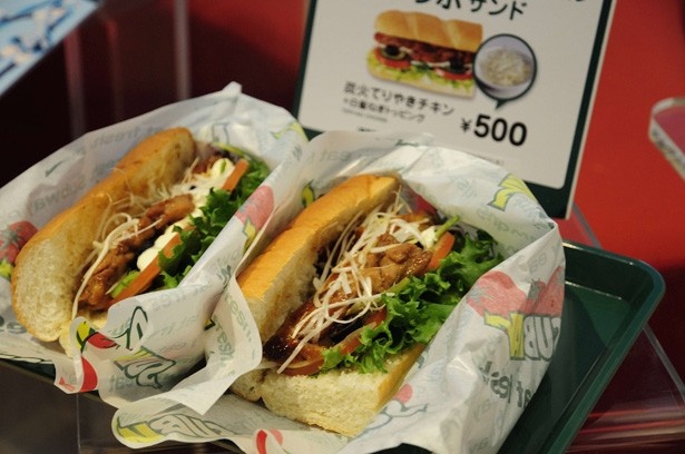 サブウェイ野菜ラボでは炭火てりやきチキンに白髪ネギトッピングのコラボサンドが登場。
