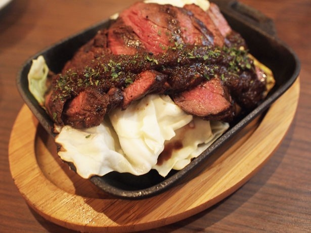 レア状態に焼き上げた牛ハラミ肉に、特製オニオンソースをオン