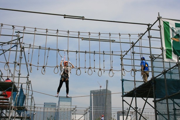 全長100m以上の空中アスレチックのスカイウォーカー。意外とバランスを取るのが難しい