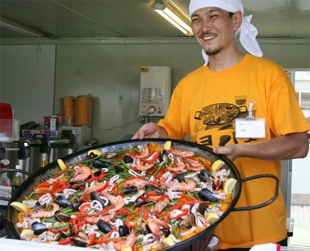 魚介のダシが効いた本格的な味が楽しめるパエリアは3種類、各1000円