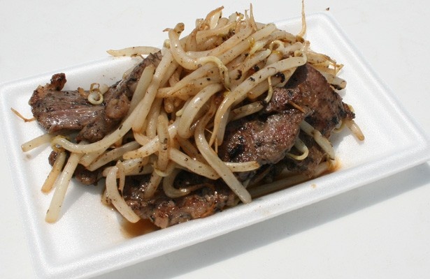 北海道のご当地グルメが登場！ラム肉のジンギスカンはクセがなく、生でも食べられるほど新鮮だとか(600円)