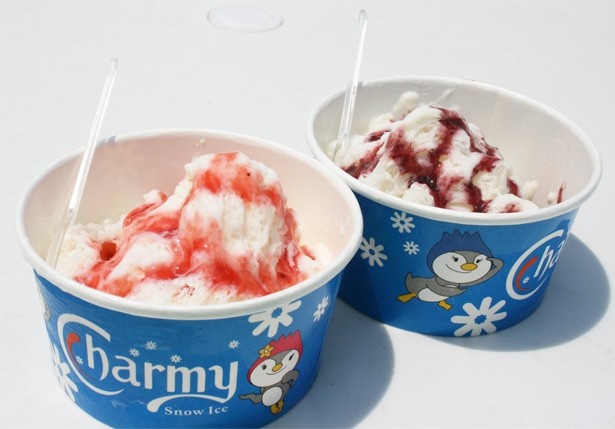 スノーアイスはストロベリー、ブルーベリー、チョコレートの3種類(各350円)