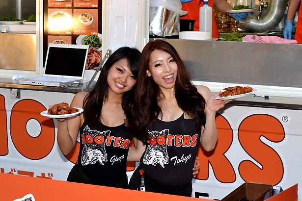 彼女たちのお勧めは「チキンウィング 8ピースBBQ」
