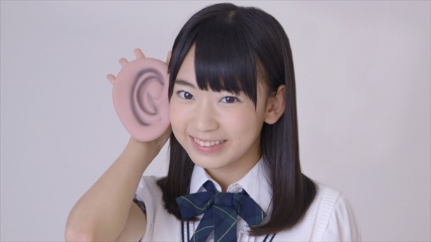 【写真を見る】キュート！マジックを披露する宮脇咲良さん